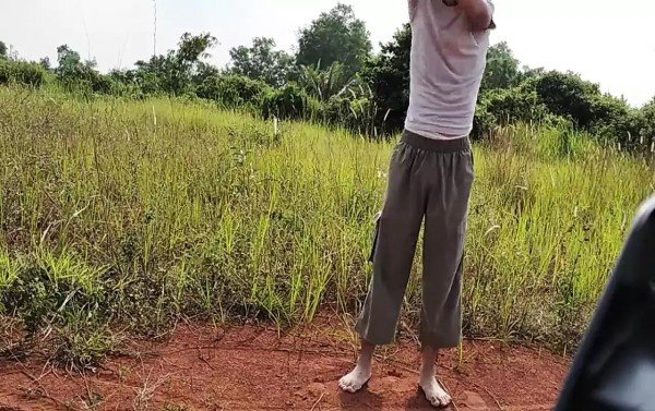 Anak popok masturbasi di luar ruangan